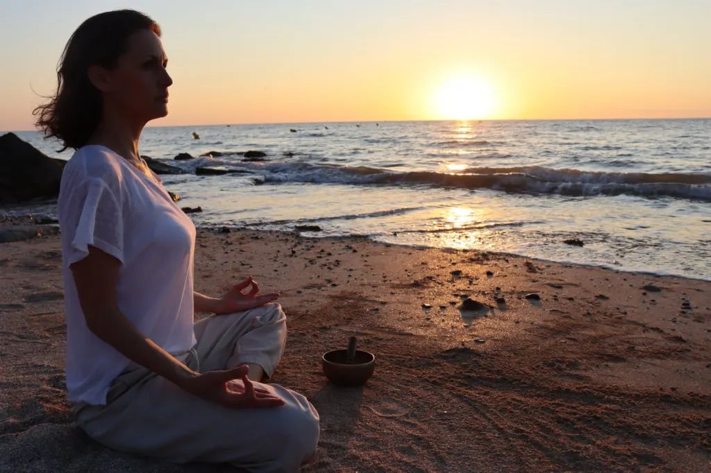 Méditation assise face à la mer