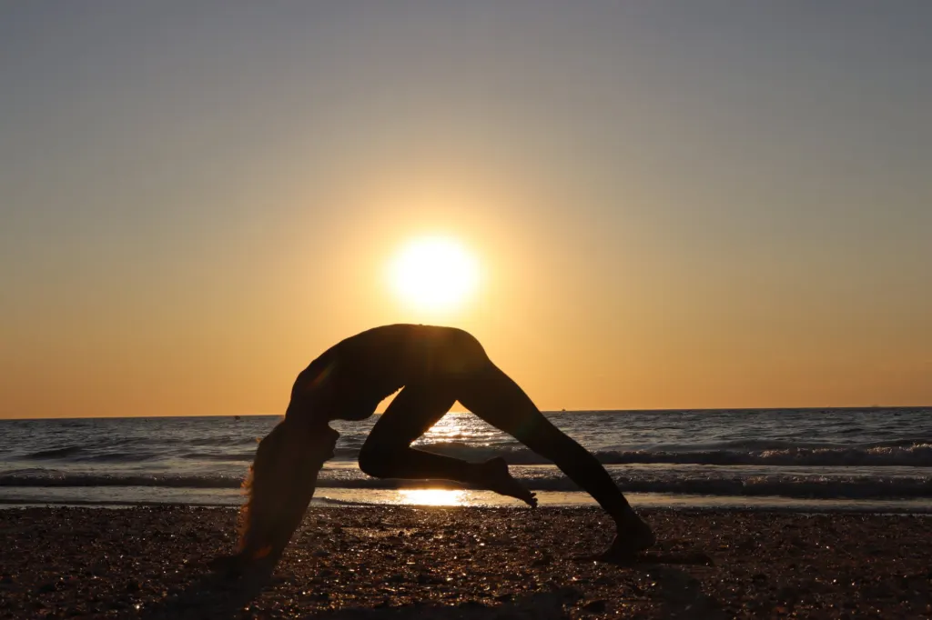 Posture de yoga en contre-jour sur la grève